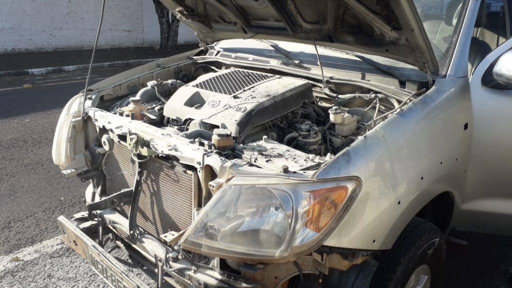 Curto-circuito provoca incêndio em motor de caminhonete na Rua Bom Jesus, na Vila Militar