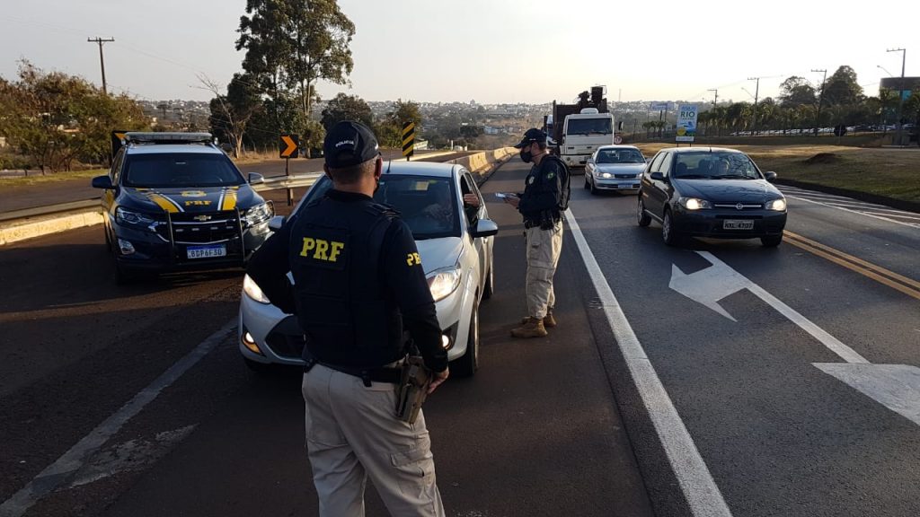 PRF realiza fiscalização na BR-277 perto do Trevo da Portal