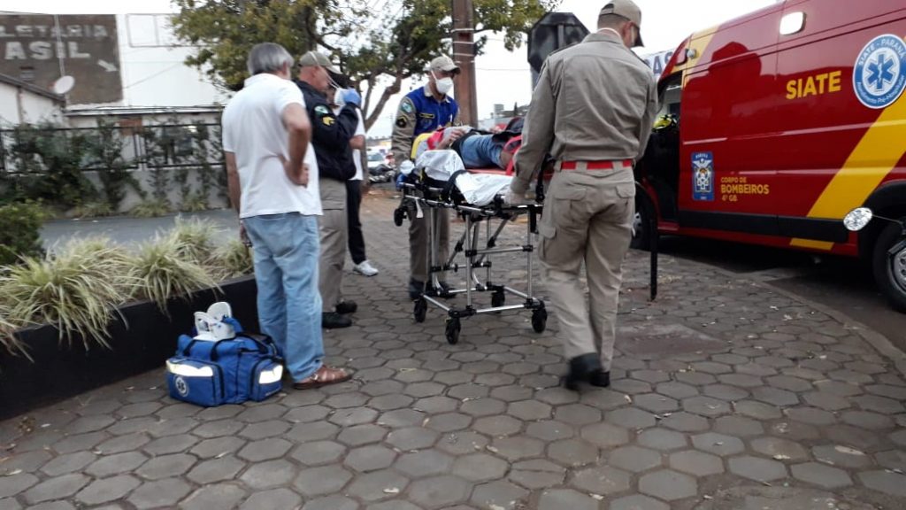 Onix e Honda Biz se envolvem em acidente na Rua Paraná e homem fica ferido