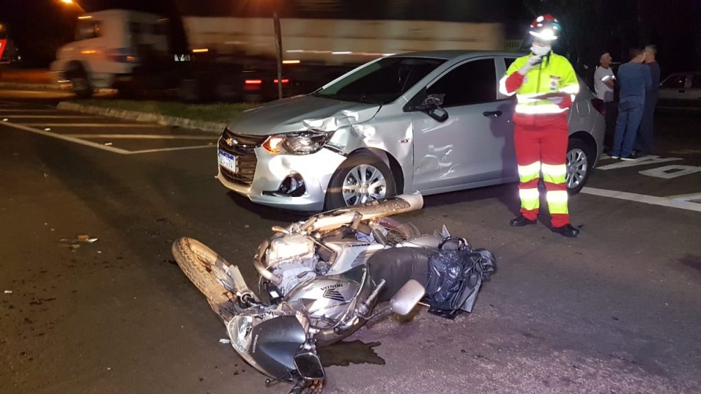 Acidente de trânsito entre carro e moto é registrado na BR-277