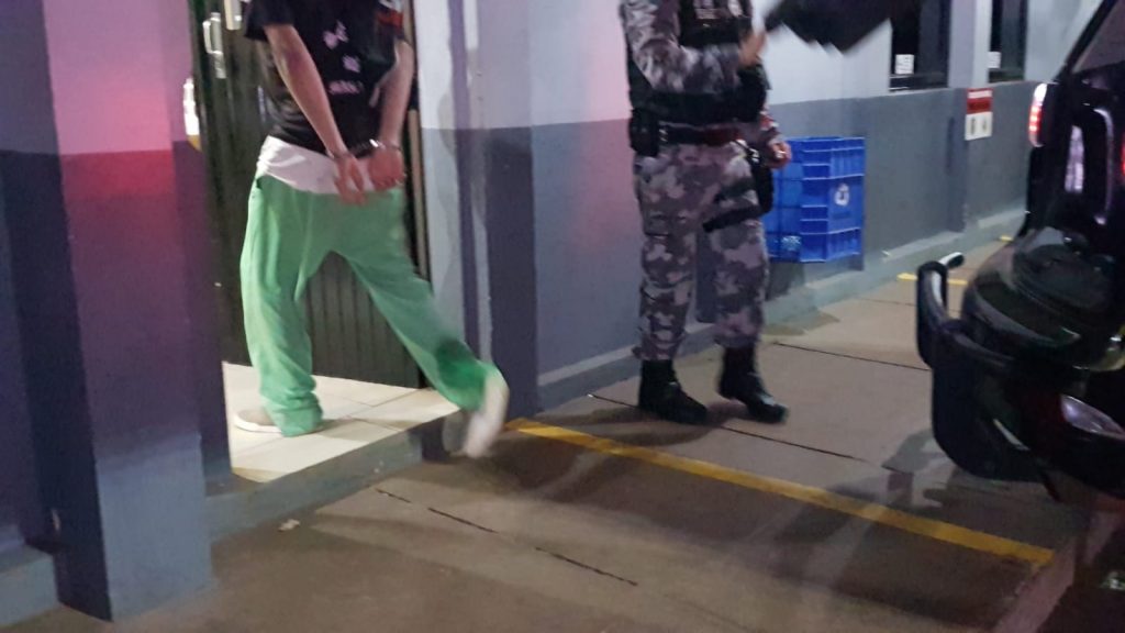 Homem que responde por tráfico de drogas é detido pela PM no Conjunto Gralha Azul