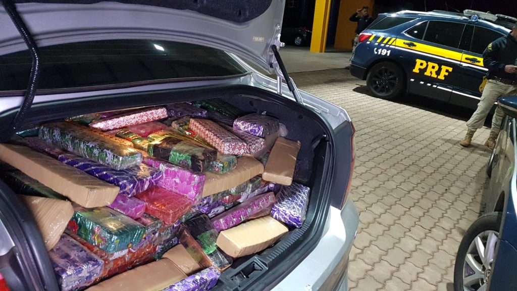 PRF detém motorista de Fusion e apreende maconha após abordagem na BR-277 em Cascavel
