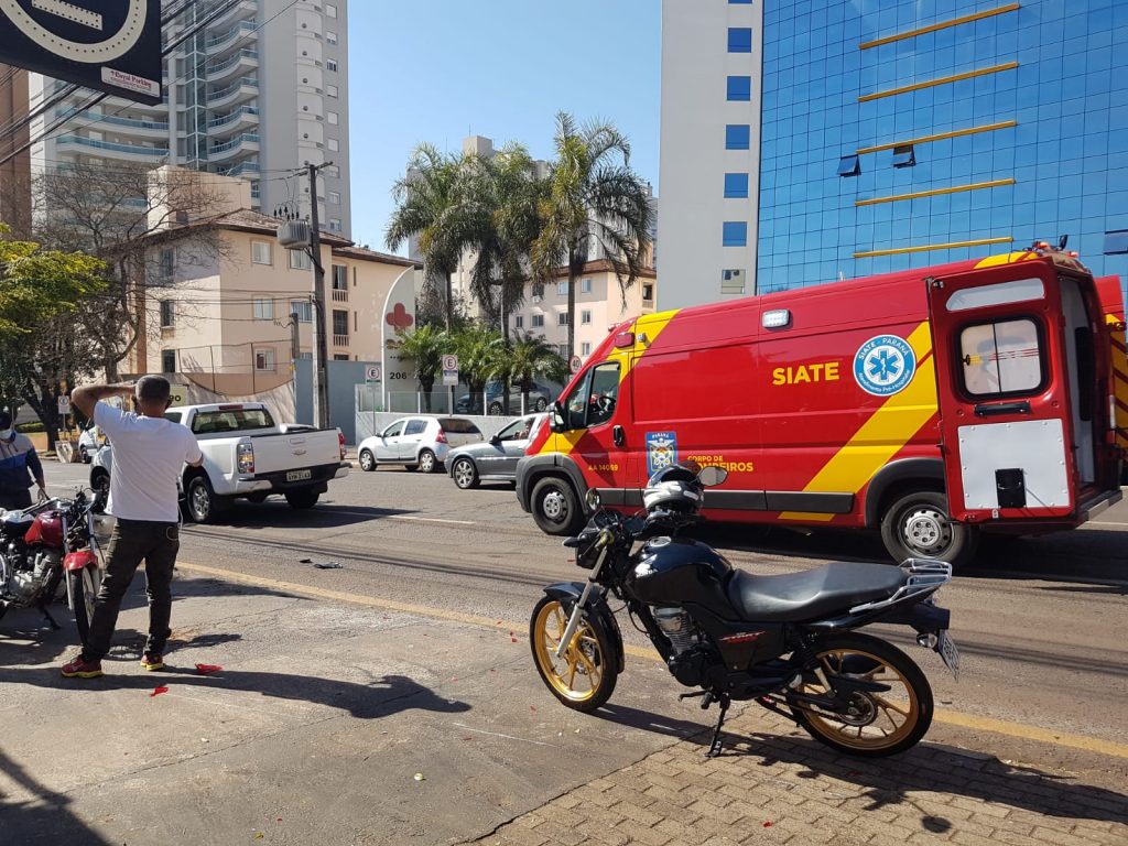 Motociclista de 23 anos colide contra caminhonete e acaba ferido no Centro