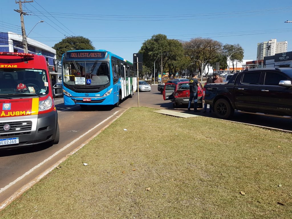 Durante colisão envolvendo ônibus e automóvel no Centro, grávida acaba ficando ferida e é encaminhada ao HU