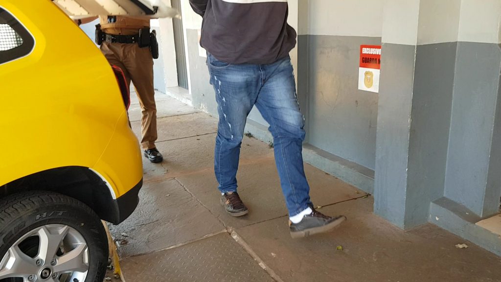 Homem embriagado colide contra carros no Centro, tenta fugir mas é pego por um dos proprietários; PM foi acionada