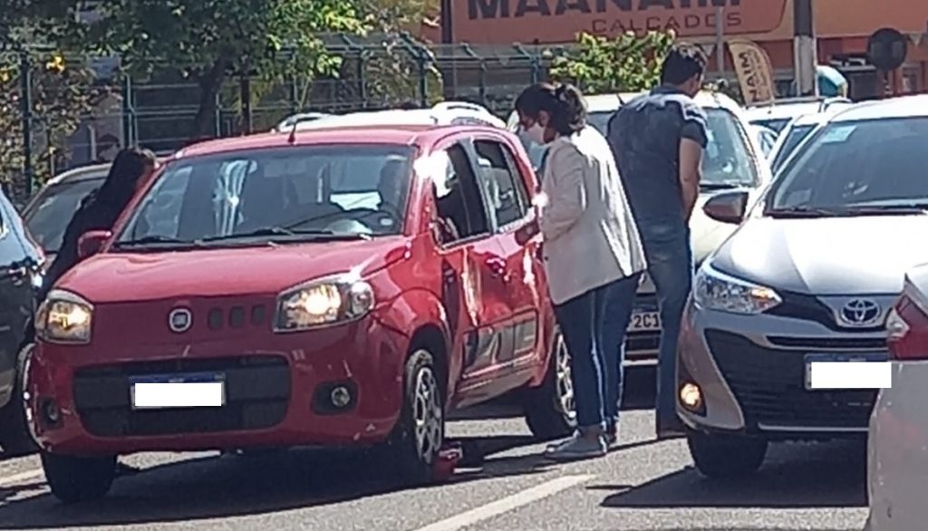 Internauta flagra em vídeo momento de discussão no trânsito que acabou com homem quebrando carro de um idoso