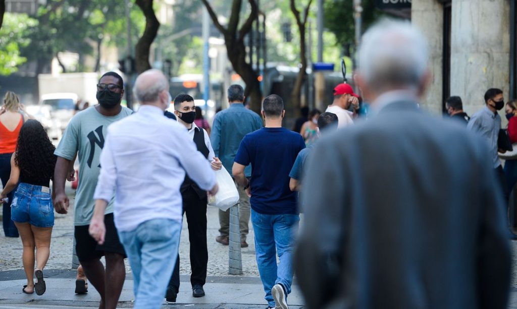 País registra 43 mil novos casos de covid-19 e 990 mortes em 24h