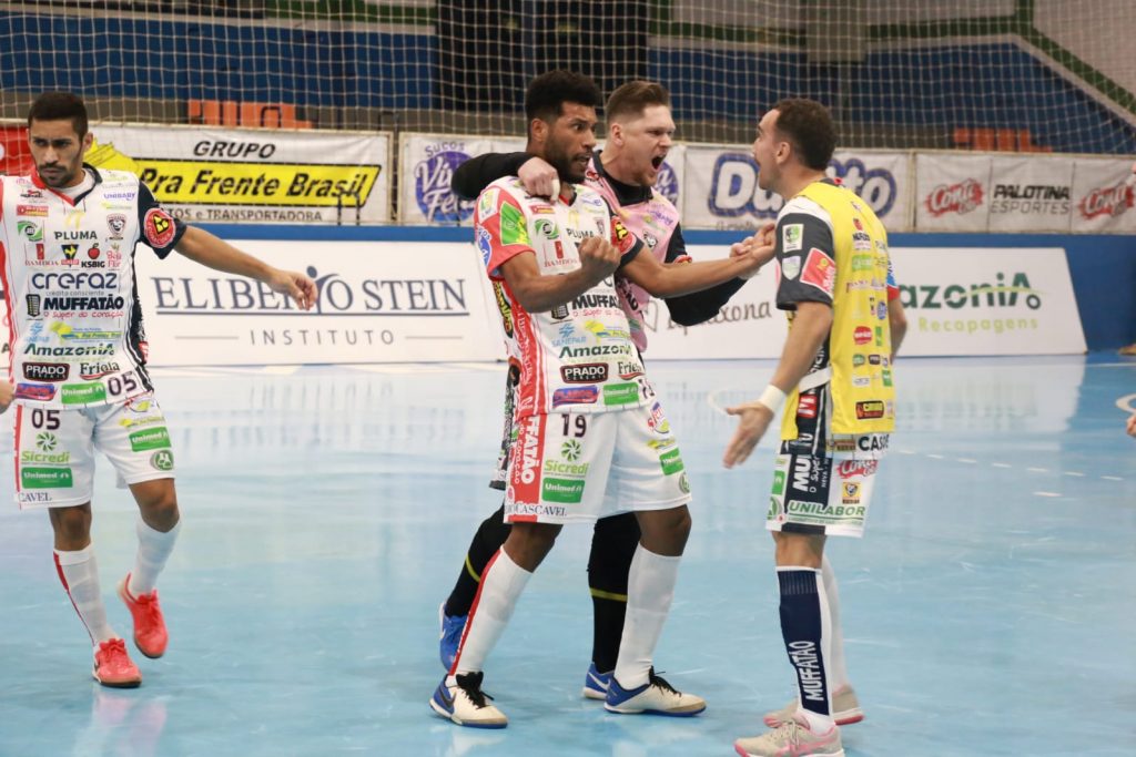 Cascavel Futsal goleia o Pato e volta a liderança do Paranaense