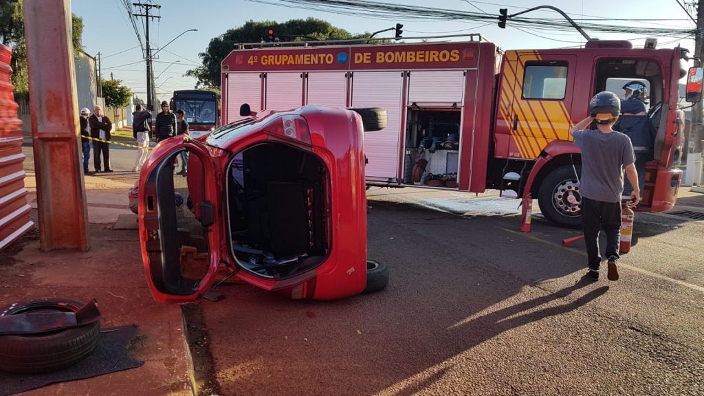 Honda Fit tomba em colisão de trânsito no Bairro Periolo