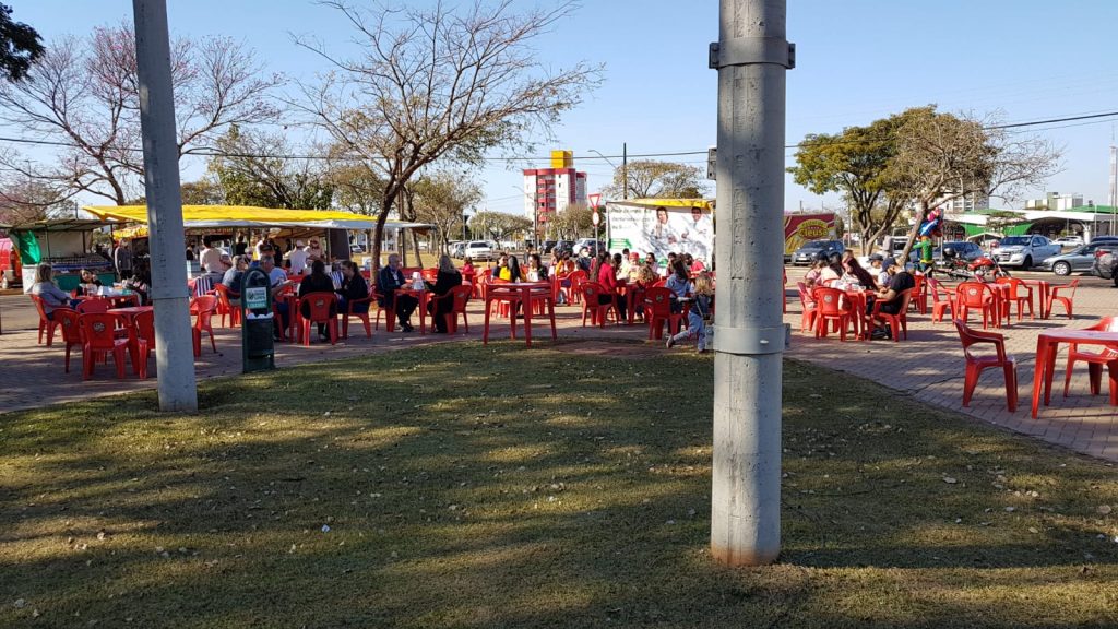 Famílias aproveitam o Dia dos Pais para tomar um café da manhã na Feira do Produtor Rural