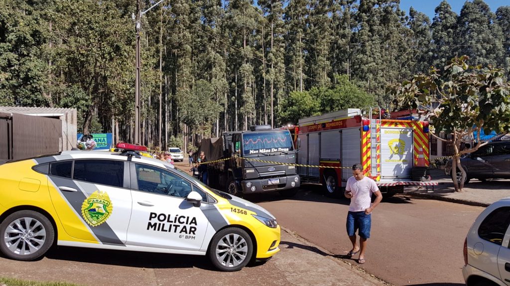 Bombeiros e PM são chamados ao Santa Felicidade, mas morador recusa atendimento e combate incêndio com mangueira de jardim