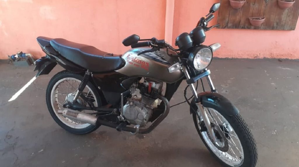 Motocicleta Honda CG 125 Titan foi furtada na Rua Jorge Lacerda; Câmera registrou o crime