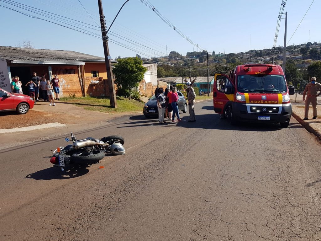 HB20 e CB300 se envolvem em acidente de trânsito na Rua Maracaí, no Jardim Alvorada