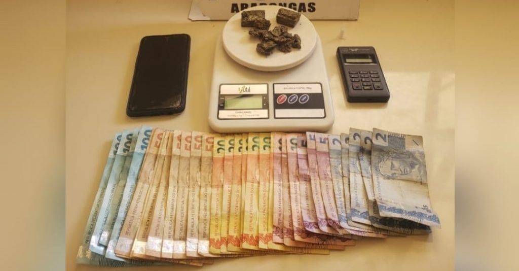 Dupla é detida pela PM com porções de drogas em Sabáudia