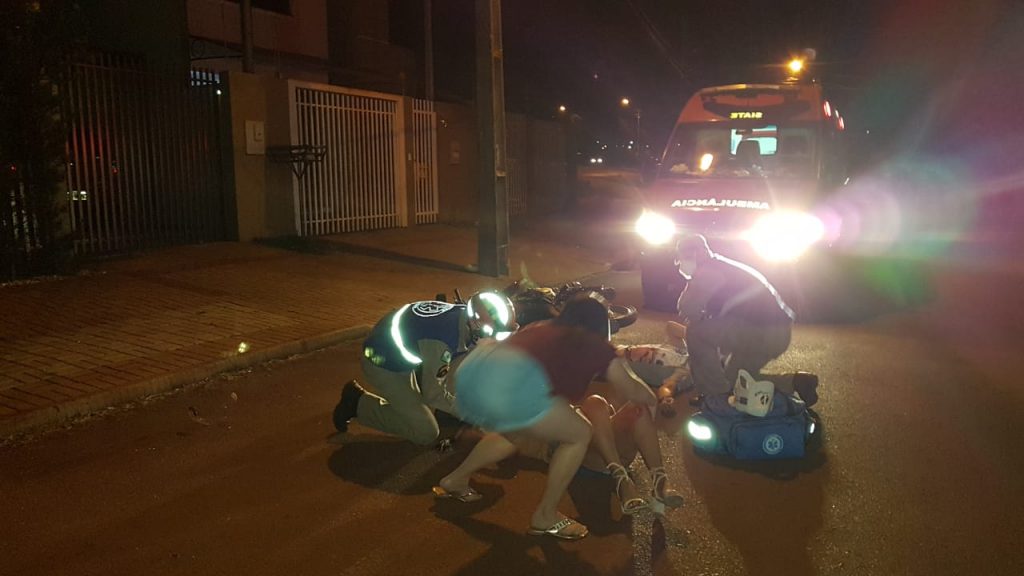 Motocicleta atinge poste no Bairro Esmeralda e duas pessoas ficam feridas