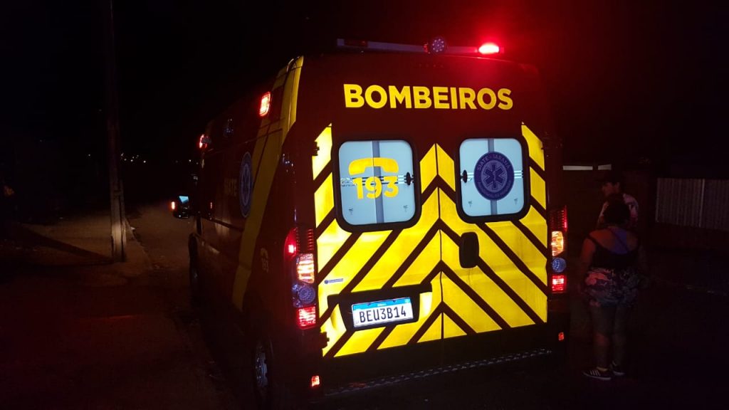 Adolescente é socorrida pelo Siate após ter sido agredida no Bairro Interlagos