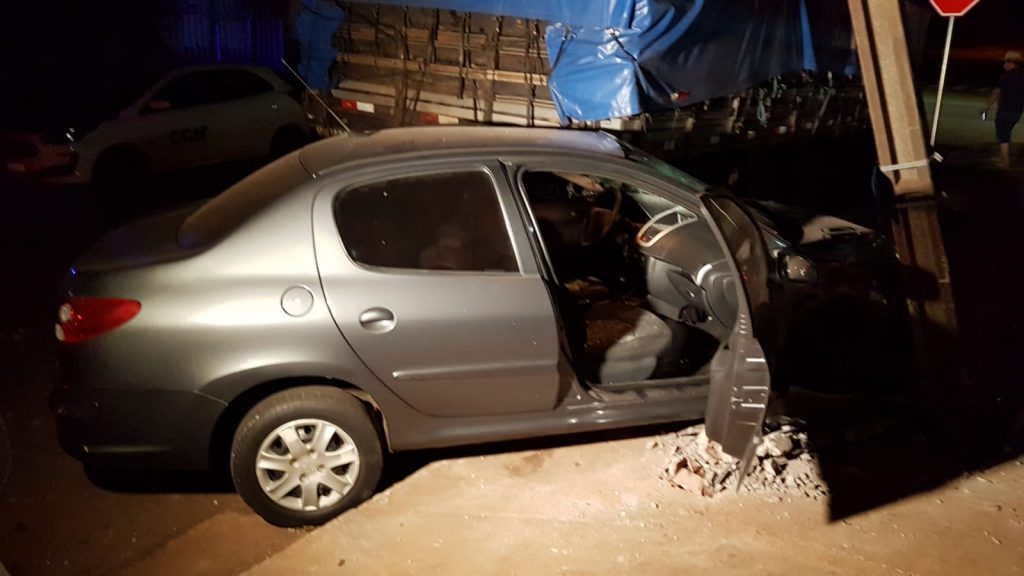Peugeot bate na traseira de caminhão estacionado e destrói poste no Bairro Cascavel Velho