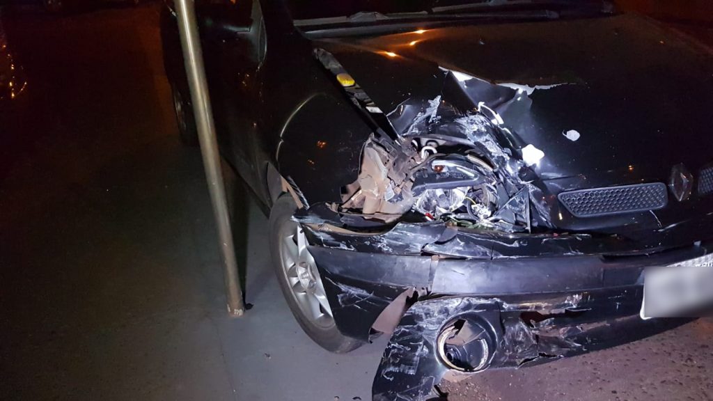Condutora de Scenic atinge Etios e o projeta contra Corolla, que estavam estacionados