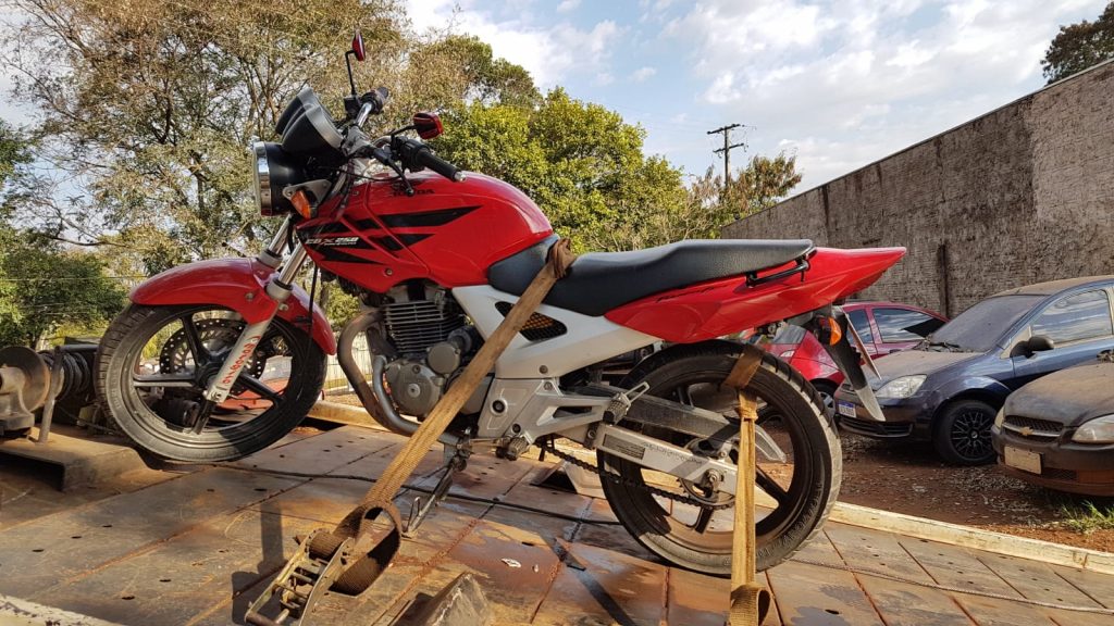 Honda Twister encontrada em estado de abandono perto da BR-163 é apreendida pela PRF