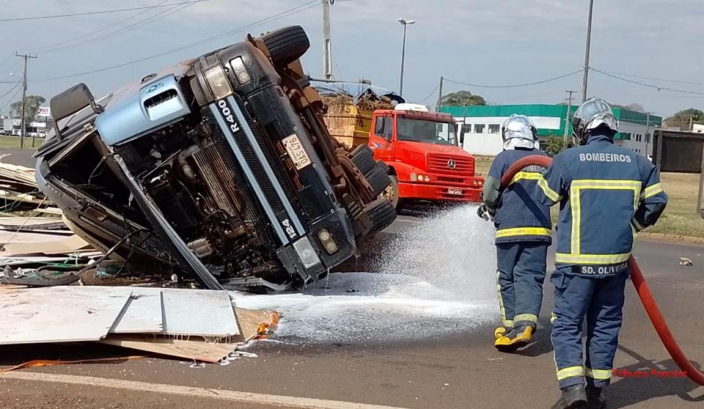 Carreta carregada com chapas de compensado tomba na BR-277, em Foz do Iguaçu