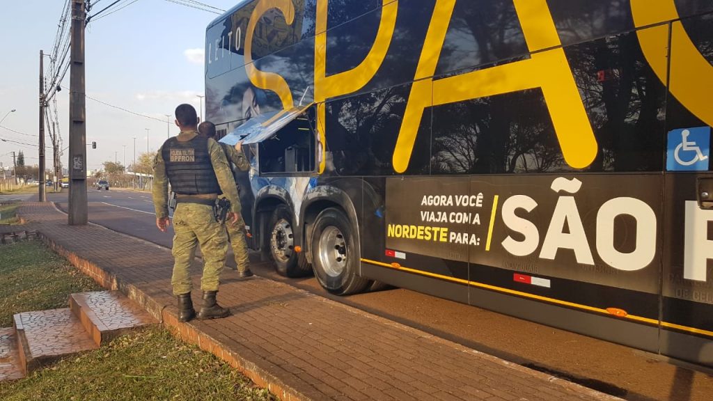 BPFron realiza fiscalização em ônibus na Avenida Tancredo Neves