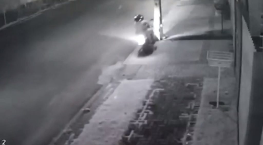 Câmera mostra moto atingindo poste na Rua Espinélio, no Esmeralda; Moradores pedem por redutor de velocidade