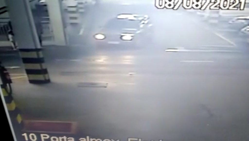 Vídeo mostra ladrão saindo com veículo Uno furtado em supermercado no Bairro Floresta