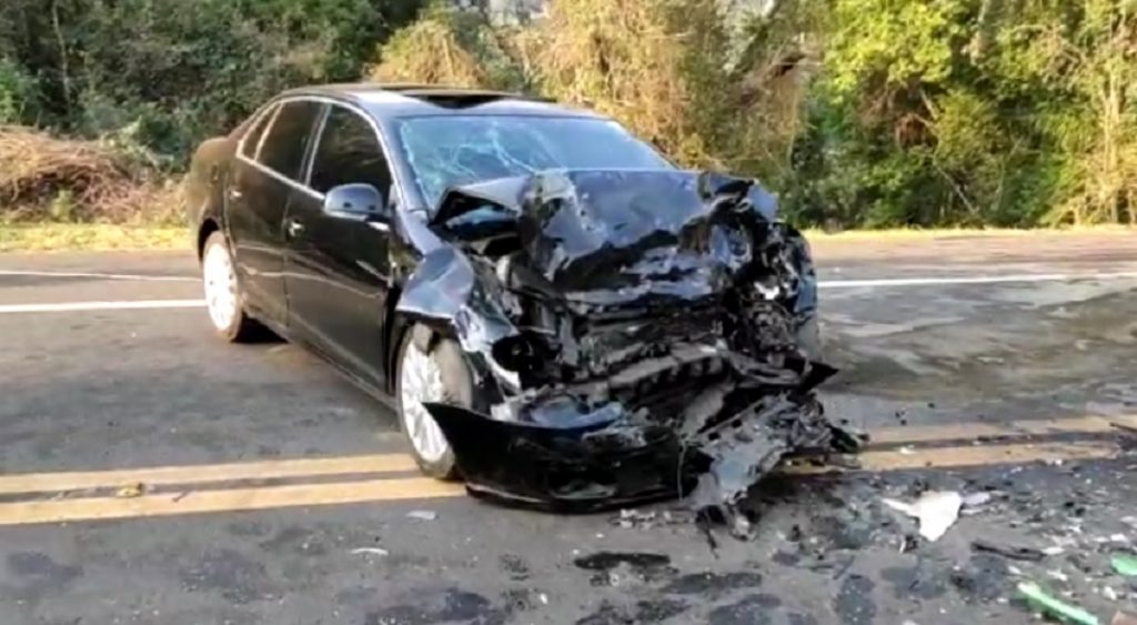 Forte colisão frontal entre Jetta e Gol deixa três vítimas graves na BR-277 em Nova Laranjeiras