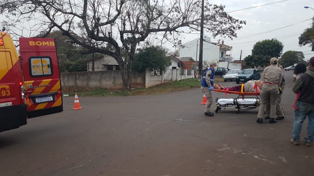 Mulher fica ferida em acidente entre carro e moto no Bairro São Cristóvão