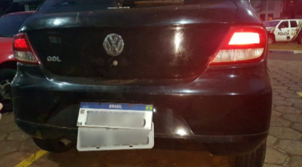 Gol com placa modificada é apreendido pela PM no Bairro Maria Luíza