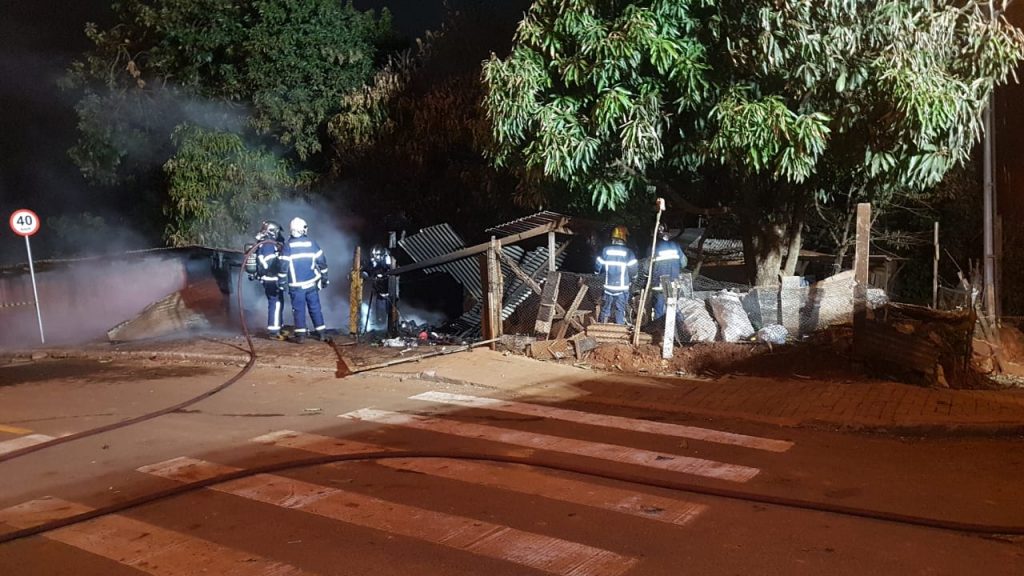 Casa de madeira é consumida pelo fogo no Bairro XIV de Novembro; Dois caminhões dos Bombeiros foram mobilizados