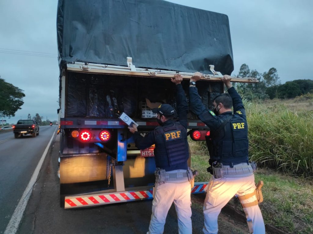 PRF apreende carreta carregada de cigarros contrabandeados em Perobal
