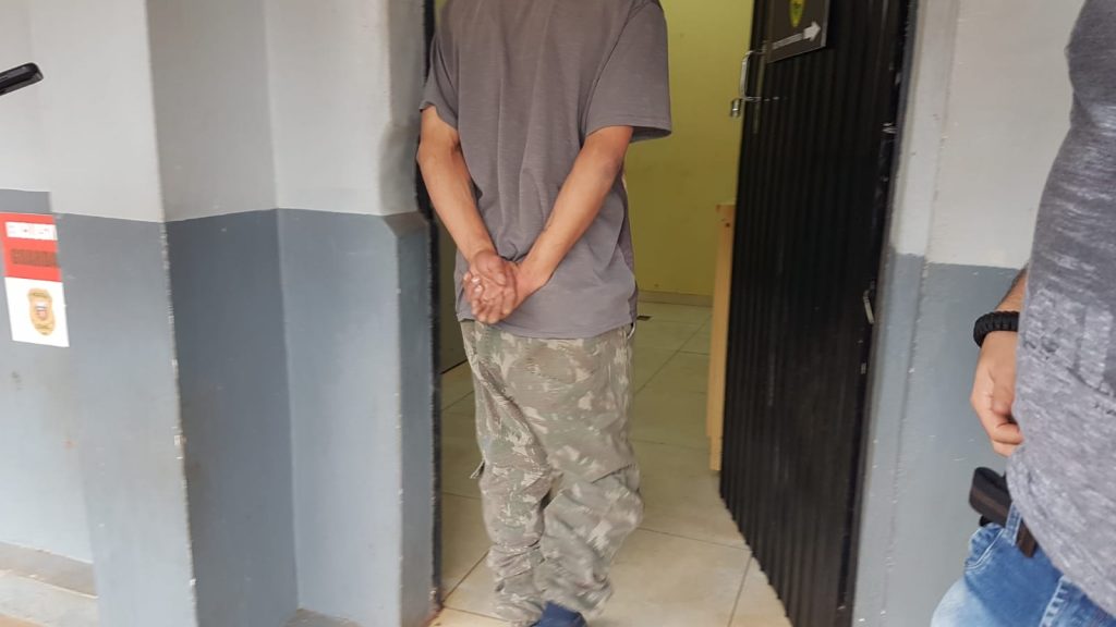Homem que responde por tráfico de drogas é preso pela PM no Trevo de acesso ao Bairro Guarujá