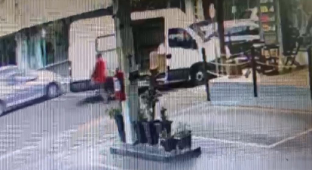 Criminoso furta caixa com doces enquanto trabalhador fazia entrega no Centro; Veja o vídeo