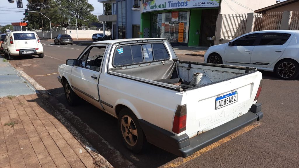 Saveiro branca com placas ADH-8A82 foi furtada na Rua Carlos de Carvalho, no Centro