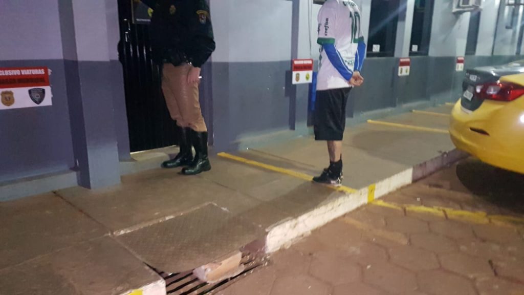 Motorista é detido por embriaguez ao volante após ser abordado pela PM no Centro