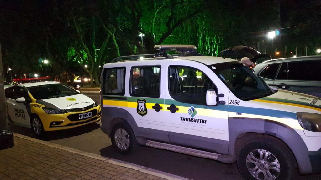 Fiscalização de trânsito é realizada na Avenida Brasil, no Centro