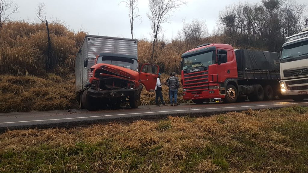 Motorista perde o controle e bate caminhão contra barranco na BR-467 em Cascavel