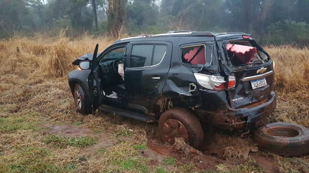 Caminhonete fica destruída após capotamento na PR-180 em Cascavel