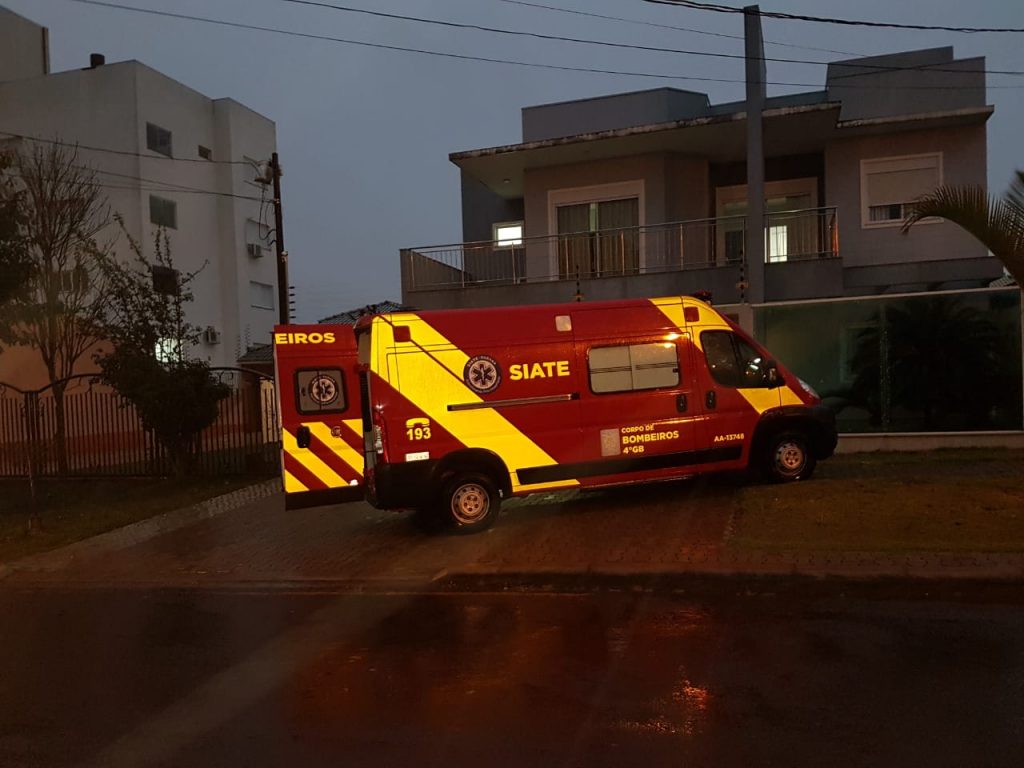 Idosa de 90 anos é socorrida pelo Siate após cair dentro de casa no Bairro Coqueiral