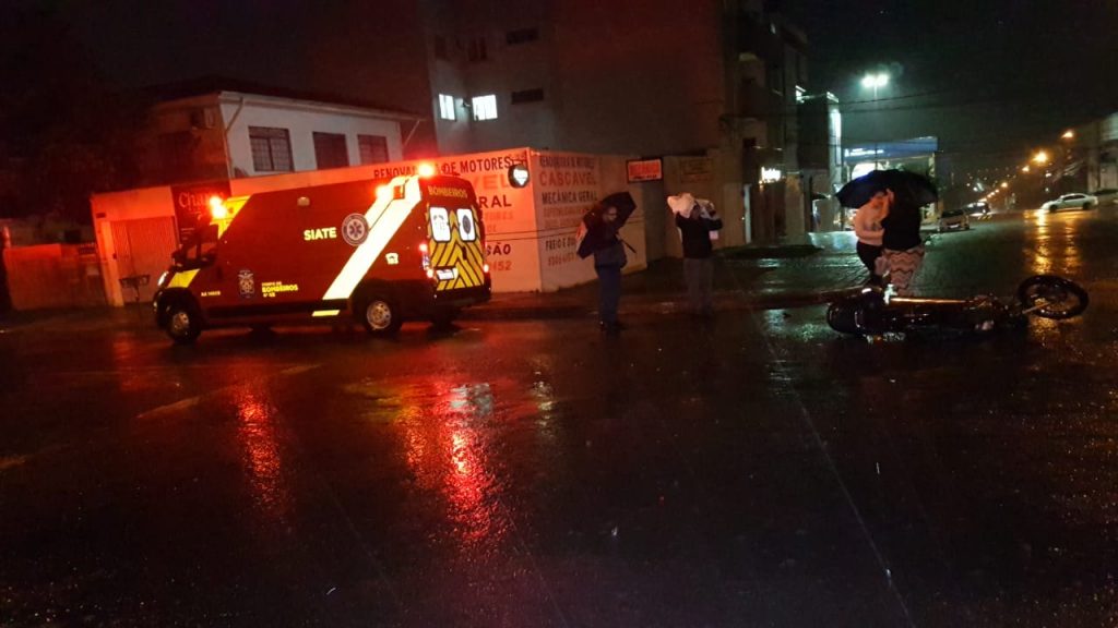 Homem fica ferido em acidente entre carro e moto no Bairro Maria Luíza