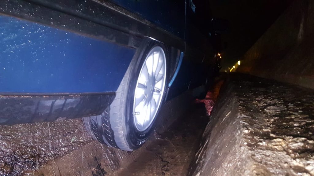 Motorista sai da pista e Omega para em canaleta na BR-277