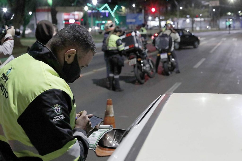 40% dos condutores notificados em Operação Bloqueio integrada PM/Transitar estavam sem habilitação na noite de ontem