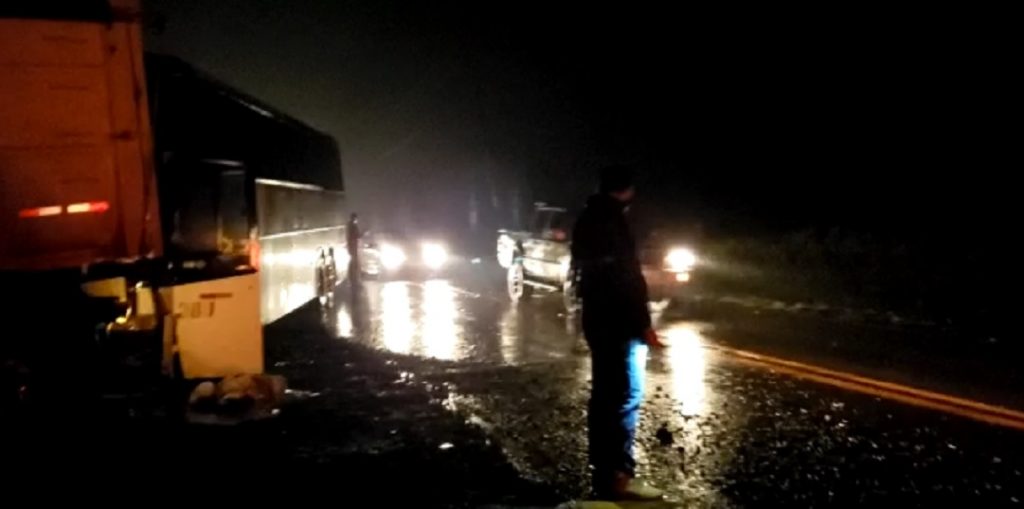 Ônibus e caminhão se envolvem em colisão traseira na PR-180 em Cascavel