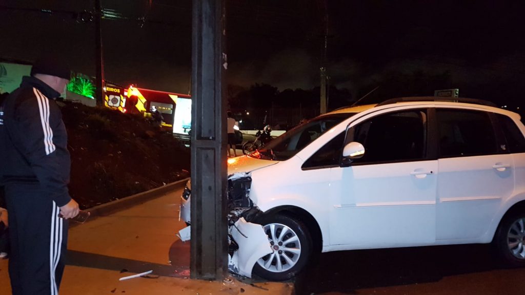 Motocicleta e carro se envolvem em acidente causado por mancha de óleo na Rua Jacarezinho