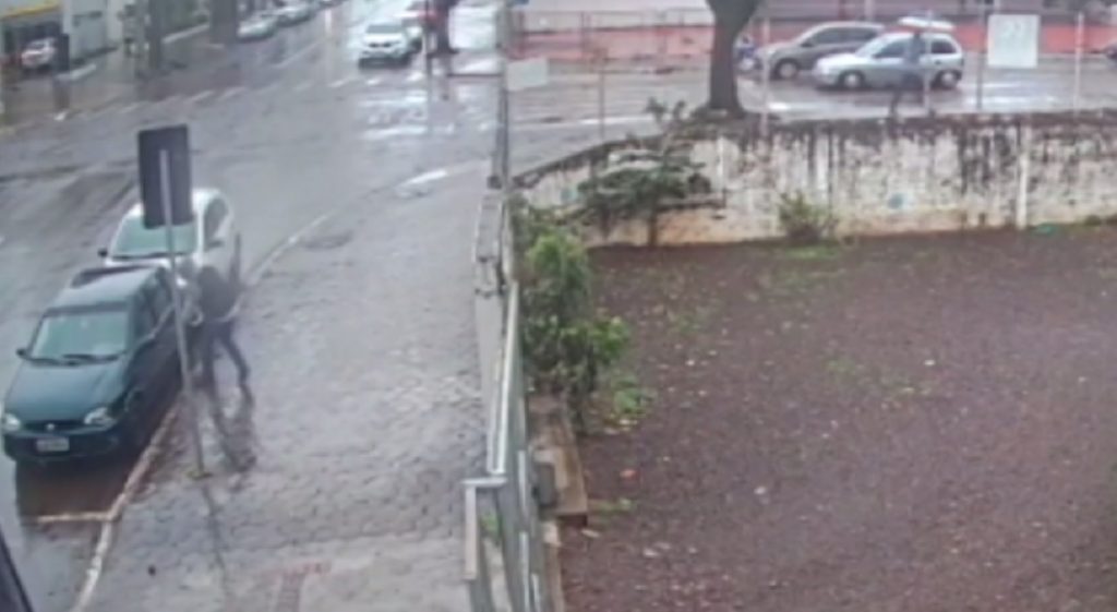 Corsa Wind com placas DDE-8499 foi furtado no Centro; Câmera registrou o crime
