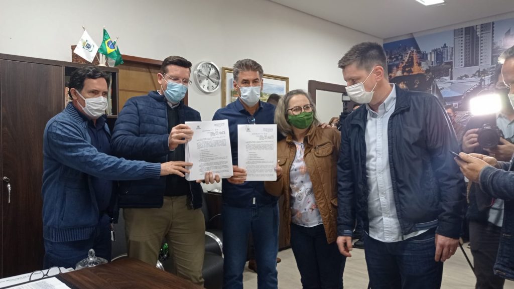 “Prefeitura tem que dizer ‘esse problema também é meu'”, afirma Paranhos ao protocolar PPA na Câmara