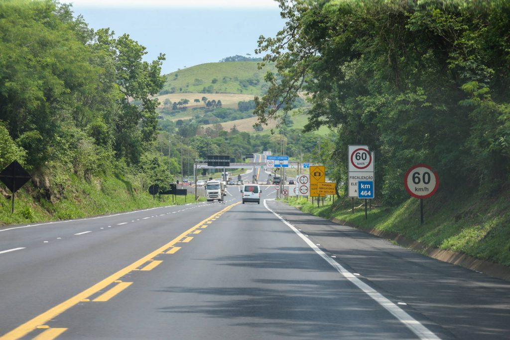 CGE determina multa administrativa para concessionárias de rodovias