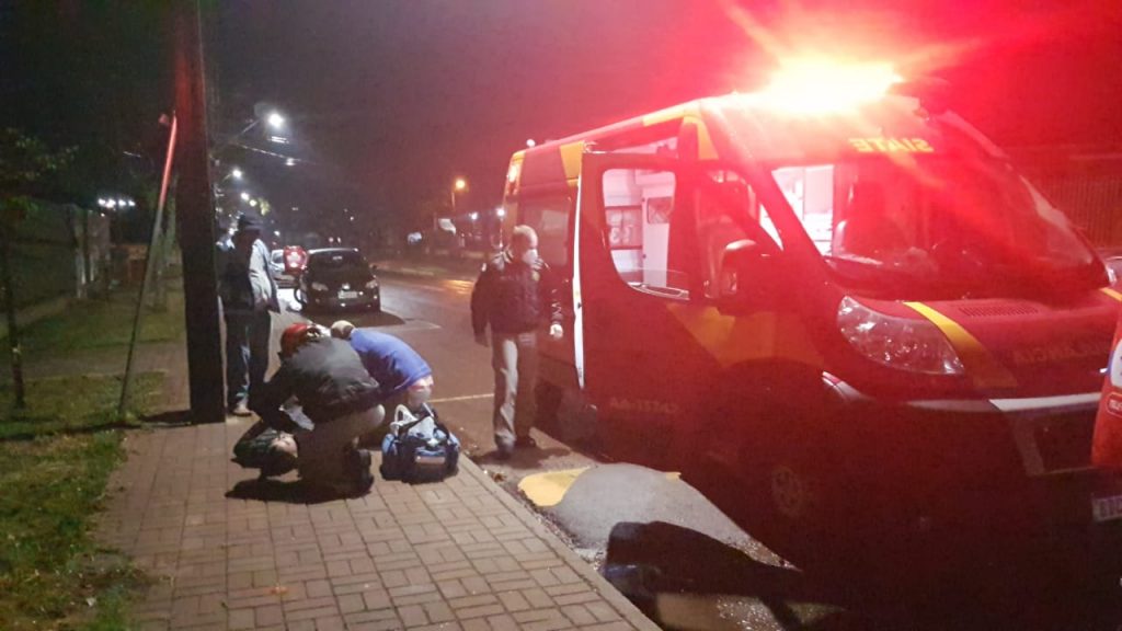 Motociclista perde o controle e sofre queda ao passar por lombada no Bairro Cascavel Velho