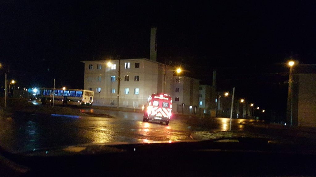 Homem de 32 anos fere a mão ao dar soco em vidro de janela no Conjunto Riviera
